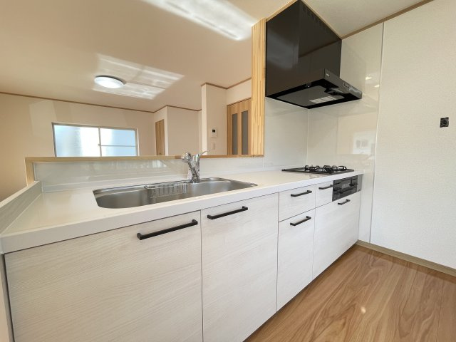 八戸市大字湊町字縄張のキッチン|新品交換したキッチンは幅約255cmと広々しています。