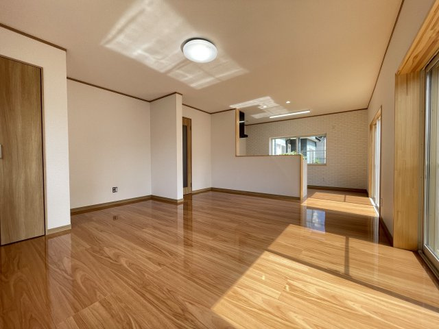 八戸市大字湊町字縄張の居間・リビング|間取り変更を行い、約15.5帖のリビングにリフォームしました。