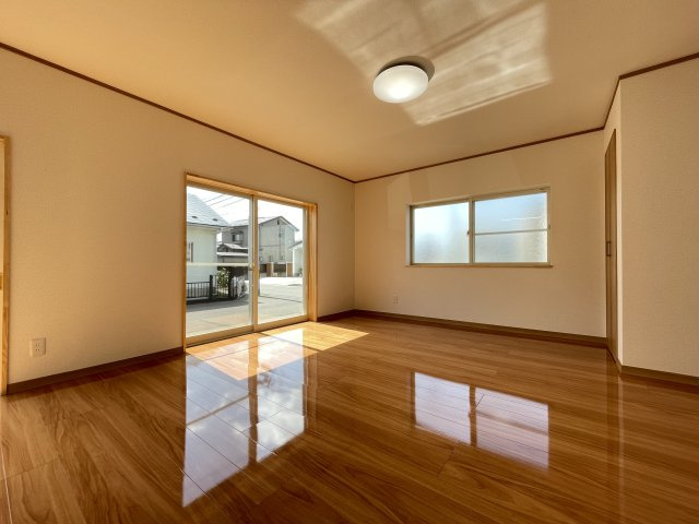 八戸市大字湊町字縄張の居間・リビング|リビングを別アングルから撮影した写真です。