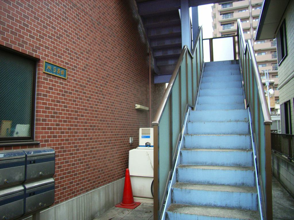 NR5番館のエントランス