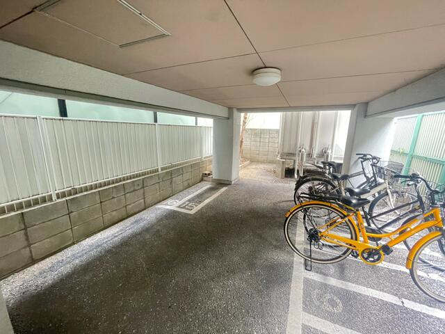 足立区関原２丁目の一棟マンションの駐車場