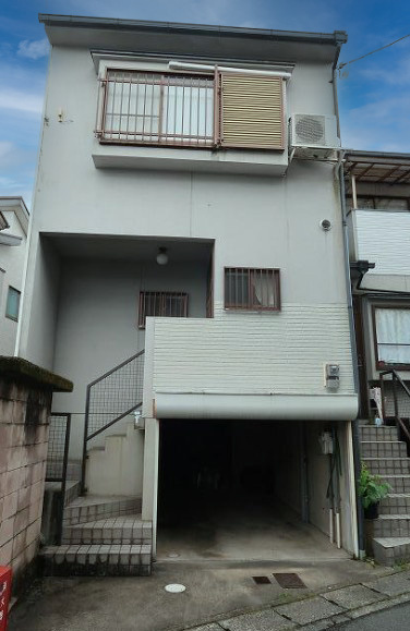 太秦袴田町の外観|現地写真　３階建てのおうち