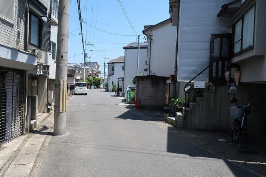 太秦袴田町の前面道路含む現地写真|前道幅員約５ｍございます♪