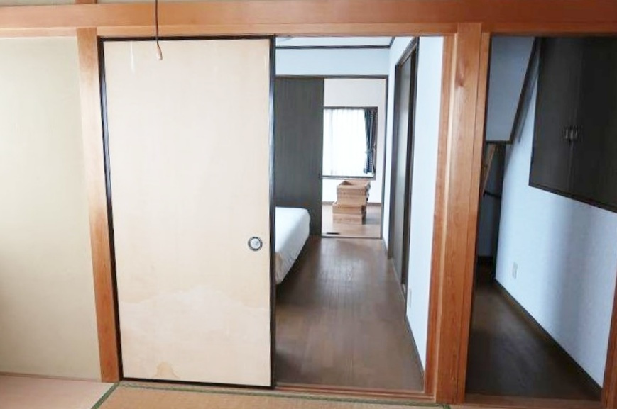 太秦袴田町の居間・リビング|弊社は経験豊富なスタッフのみで運営しておりますので普通では「気付かない」
「わからない」「想像できない」ような事までご提案ができるよう常に心掛けております。