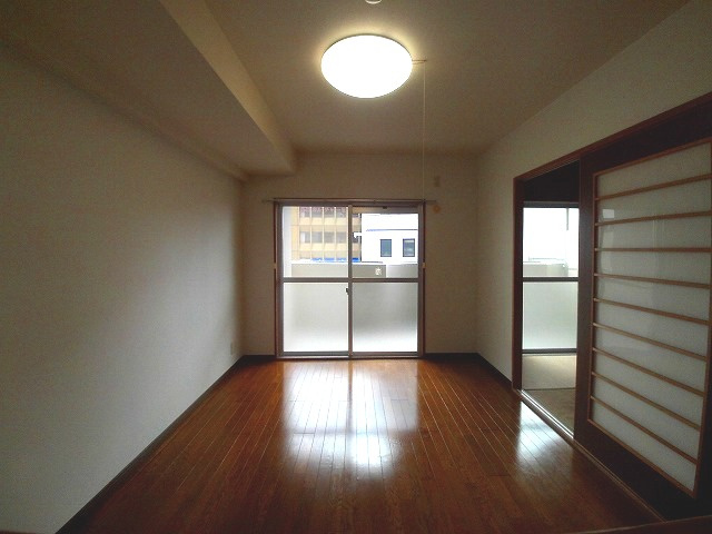 ユタカ第二ビルの居間・リビング