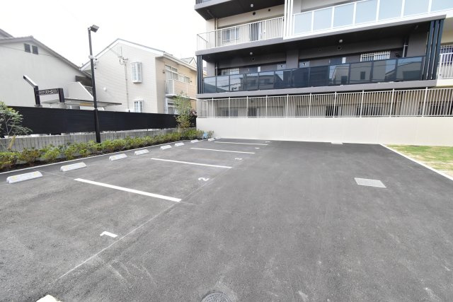ラヴィベール西宮の駐車場