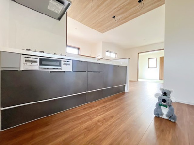 【キッチン】 | 安中市古屋　新築住宅 | 家族でクッキング。皆で楽しく作るお料理は愛情たっぷりのごちそうに。キッチンで過ごす家族時間はプライスレス。