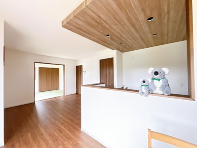 【居間・リビング】 | 安中市古屋　新築住宅 | 気がづけば家族が集まって楽しい会話と食事が始まる。皆で笑って過ごす幸せ溢れるリビング。