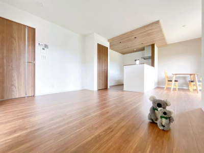 【居間・リビング】 | 安中市古屋　新築住宅 | ≪LDK≫
リビング・ダイニングは白を基調としたシンプルな空間。
雑貨やこだわりの家具など、レイアウトも自由に楽しめます！