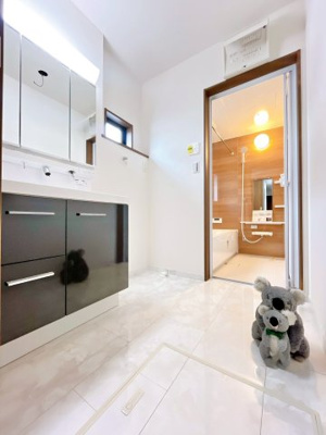 【独立洗面台】 | 安中市古屋　新築住宅 | 爽やかなデザインでまとめられた洗面脱衣室。収納たくさんな洗面化粧台。