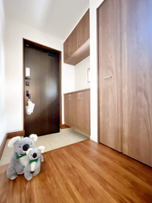 【玄関】 | 安中市古屋　新築住宅 | 高さ調整できる可動棚完備。靴以外にも傘やコートを収納する事ができ、玄関をきれいにお使いいただけます。