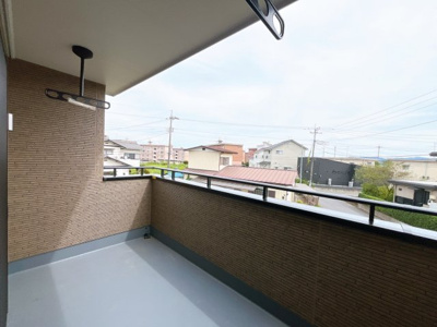 【バルコニー】 | 安中市古屋　新築住宅 | お日さまがほほえむバルコニー。気持ち良い風と青く広がる空。思わず深呼吸したくなる。