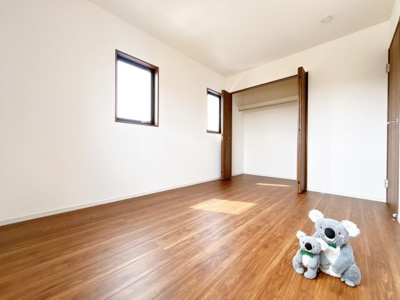 【洋室】 | 安中市古屋　新築住宅 | 窓からそそがれる暖かみのある明るい空間。広々としたプライベート空間で自分の時間を楽しめます。フローリング仕様で普段のお掃除も楽々です。