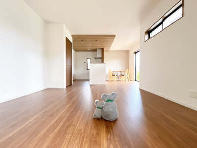 【居間・リビング】 | 安中市古屋　新築住宅 | 窓を開けるとスッーと爽やかな風を感じるリビング。家族の笑顔が集まる幸せな空間。