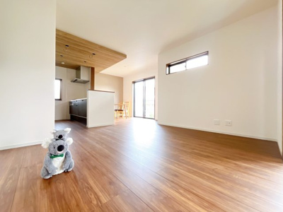 【居間・リビング】 | 安中市古屋　新築住宅 | 窓から差し込む陽光がリビングでくつろぐ家族を暖かく包み込みます。光溢れる空間で子育てする喜び。生活の中心となるLDKで贅沢な時間を家族とお過ごしください。