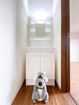 【独立洗面台】 | 安中市古屋　新築住宅 | ２階洗面化粧台　忙しい朝でも収納豊富な洗面台で効率良く身支度ができます。