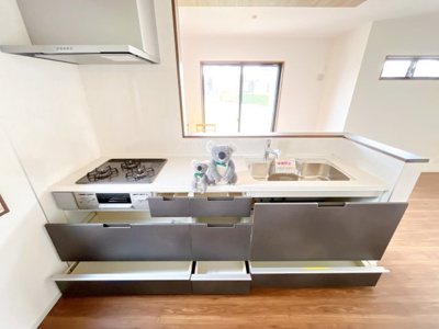 【キッチン】 | 安中市古屋　新築住宅 | お料理をしながら家族との会話が楽しめる対面キッチン。リビングで遊ぶお子様を見守りながらお料理が出来ます。出来上がったお料理や後片付けを手伝ってもらうなど家事分担ができます。