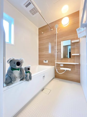 【浴室】 | 安中市古屋　新築住宅 | ほどよい優しいライトに包まれたバスルーム。香りの良いバスソルトに身をまかせ、浴槽でゆっくりと深呼吸。一日の疲れが癒されます。