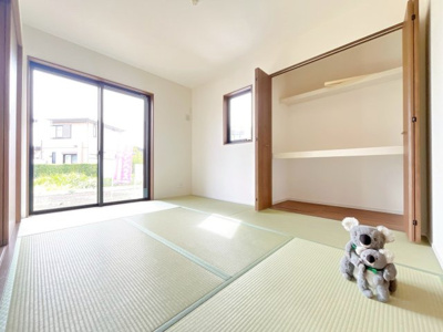 【和室】 | 安中市古屋　新築住宅 | LDKに隣接している和室。お子様を遊ばせたりお昼寝させたりしながら家事を行えます。