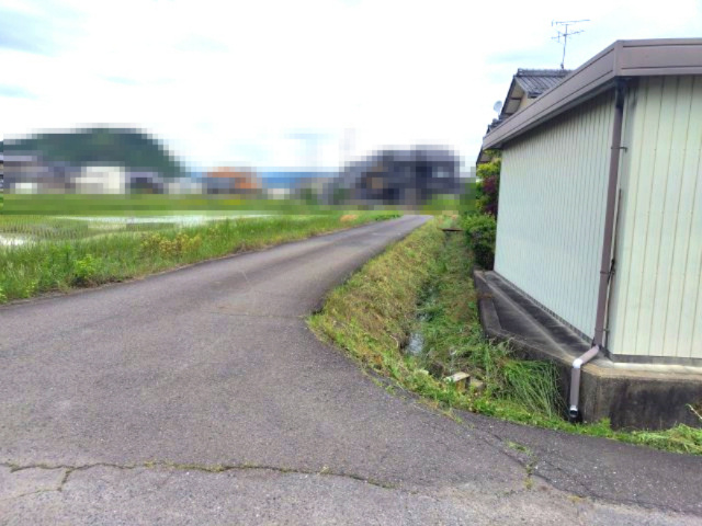 ６５０４４　岐阜市中屋西中古戸建ての前面道路含む現地写真