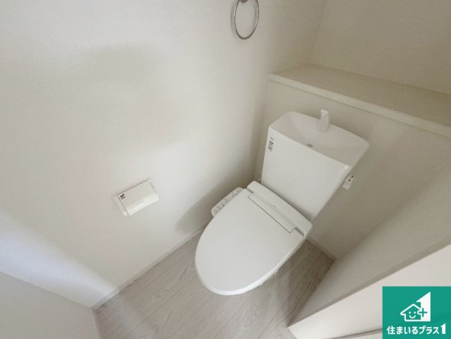 池田市旭丘　第5期　新築一戸建てのトイレ|1・2階の2ヶ所にあるので、朝の忙しい時間の順番待ちもなく、深夜の利用にも大変便利です。