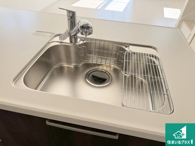 池田市旭丘　第5期　新築一戸建ての設備|蛇口の先端に浄水器を内蔵しています！原水と浄水、お湯と冷水、シャワーの切替えがワンタッチなので用途によって使い分けられます。