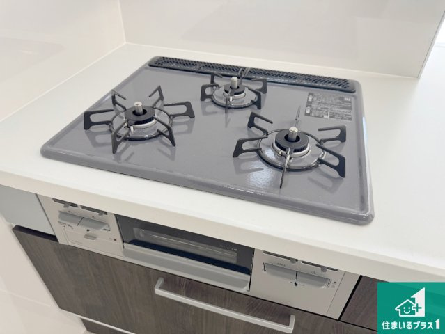 池田市旭丘　第5期　新築一戸建ての設備|ダブル高火力Ｓｉセンサー付きコンロ！３口あるので、まとめて料理をする時も大活躍！