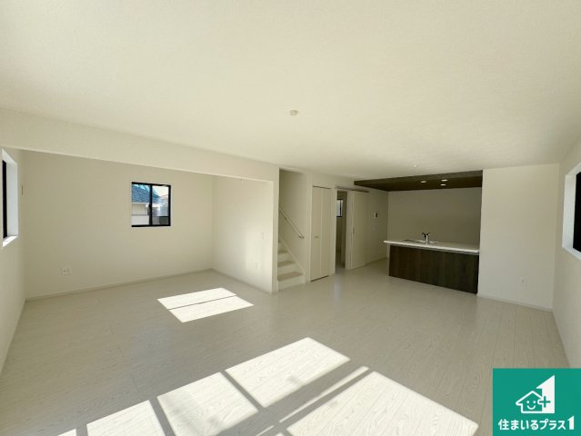 池田市旭丘　第5期　新築一戸建ての居間・リビング|子供を見守りながらお料理が出来るため家族のコミュニケーションか増えます♪スペースが広く確保されている為お子様が大きくなったときは一緒に料理を楽しめます♪