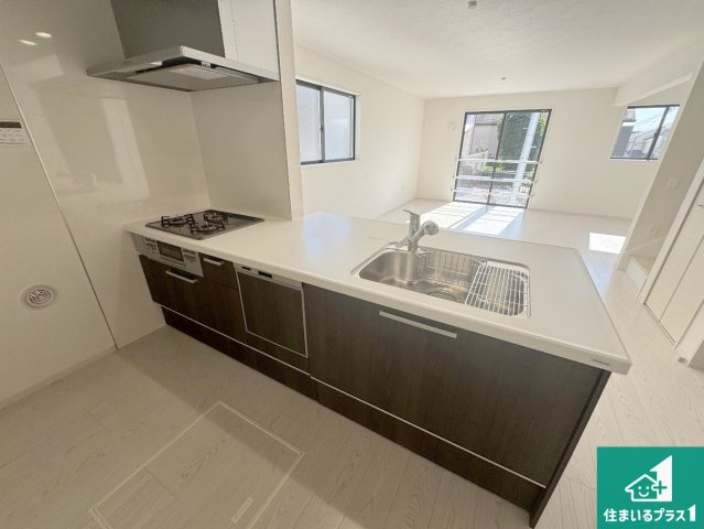 池田市旭丘　第5期　新築一戸建てのキッチン|リビングと統一感があり、使い勝手のいいキッチン。広々としているので、二人並んで作業が出来ちゃいます。お子様と一緒に色々なお料理に挑戦できるスペースがあります。