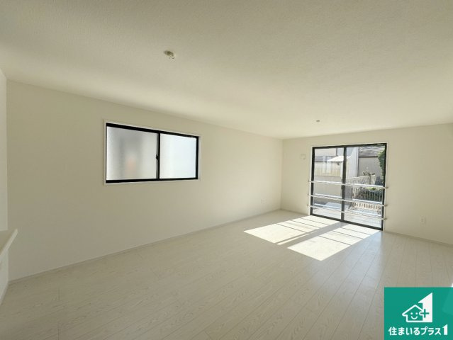 池田市旭丘　第5期　新築一戸建ての居間・リビング|足をゆったり伸ばして寛げる浴槽です。窓が設けられていますので差し込む光が明るく穏やかな雰囲気にしてくれます♪浴室乾燥機も設置しているので、雨の日の洗濯物も安心です♪