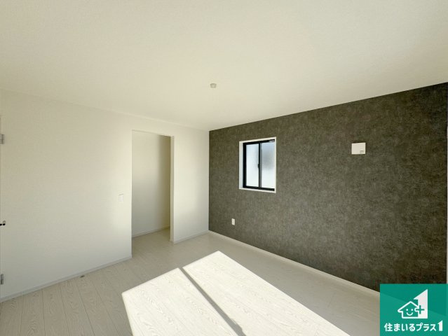 池田市旭丘　第5期　新築一戸建ての洋室|寝室は心地よい眠りについてもらいたくて、シンプルかつ開放的な空間な設計にしています！大きな窓から差し込む日が心地いいです♪