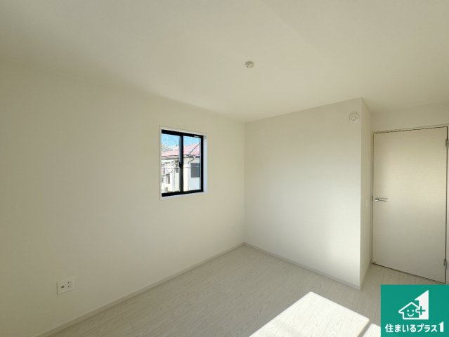 池田市旭丘　第5期　新築一戸建ての洋室|収納スペースが充実しているので子供の成長に合わせてたくさん収納ができます！家族構成に合わせた様々な活用ができる収納！