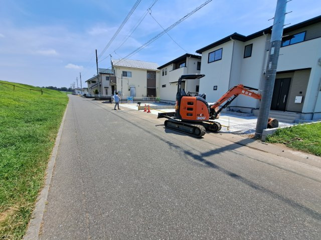 新築　伊勢崎市太田町17期　1号棟の前面道路含む現地写真|現地写真　北側接道幅員約6ｍ			
	
