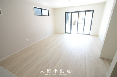 【居間・リビング】 | 綾瀬市深谷中３丁目 新築戸建て 全3棟【仲介手数料無料】 | 宅地建物取引士による不動産のご説明・現地のご案内、住宅金融普及協会住宅ローンアドバイザーが住宅ローンのアドバイスから融資実行までのお手伝いをしっかりサポートします♪