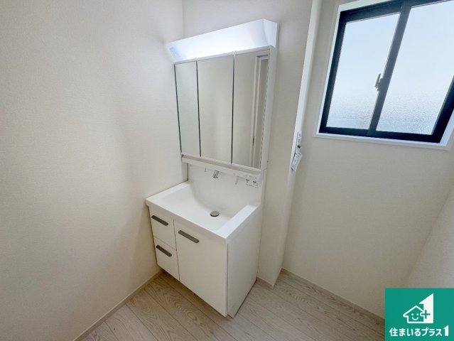 池田市旭丘　第5期　新築一戸建ての独立洗面台|清潔感のある洗面台です。フラットな鏡は掃除がしやすく毎日清潔！鏡裏には収納があるのでスッキリとした洗面台が保てます。