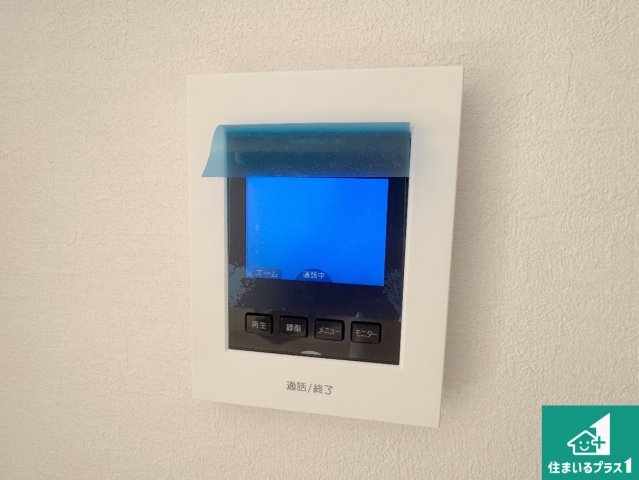 池田市旭丘　第5期　新築一戸建ての防犯設備|カラーモニターインターホン！声だけでなく来訪者の姿や顔がモニターで確認できるので、小さなお子様がいらっしゃるご家庭でも安心できます！