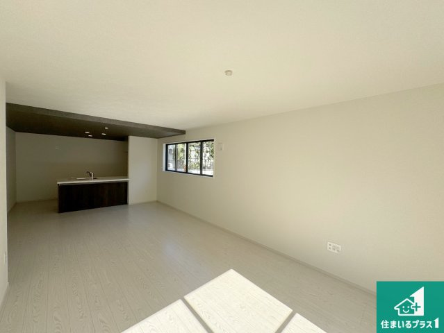 池田市旭丘　第5期　新築一戸建ての居間・リビング|シンプルなリビングは、観葉植物等のインテリアを楽しめますね！パパ好みにも、ママ好みにも家具次第で雰囲気を変えることができます！