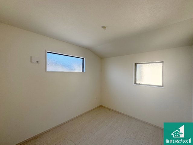 池田市旭丘　第5期　新築一戸建ての洋室|寝室は心地よい眠りについてもらいたくて、シンプルかつ開放的な空間な設計にしています！大きな窓から差し込む日が心地いいです♪