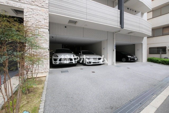 レジュールアッシュ難波MINAMIⅡの駐車場|駐車場があるので、車を買う予定の方も安心です