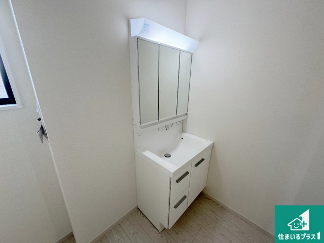 池田市旭丘　第5期　新築一戸建ての独立洗面台|清潔感のある洗面台です。フラットな鏡は掃除がしやすく毎日清潔！鏡裏には収納があるのでスッキリとした洗面台が保てます。