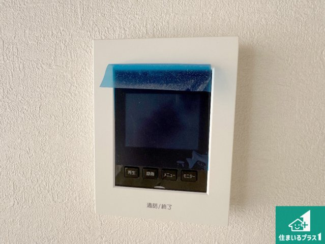 池田市旭丘　第5期　新築一戸建ての防犯設備|カラーモニターインターホン！声だけでなく来訪者の姿や顔がモニターで確認できるので、小さなお子様がいらっしゃるご家庭でも安心できます！