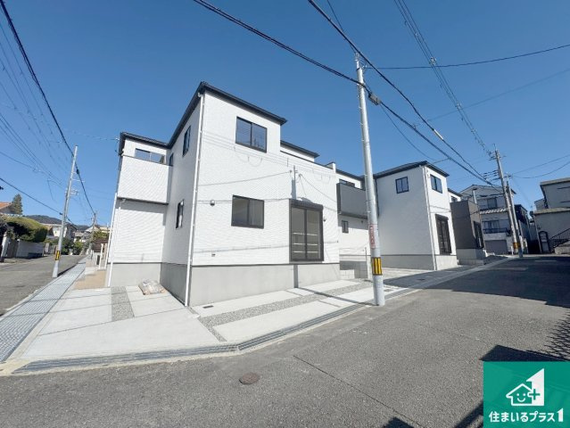 池田市旭丘　第5期　新築一戸建ての前面道路含む現地写真|周辺は閑静な住宅街！前面道路広々で車の出し入れも便利です。駐車が苦手な方でも安心して車庫入れできます！