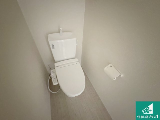 池田市旭丘　第5期　新築一戸建てのトイレ|1・2階の2ヶ所にあるので、朝の忙しい時間の順番待ちもなく、深夜の利用にも大変便利です。