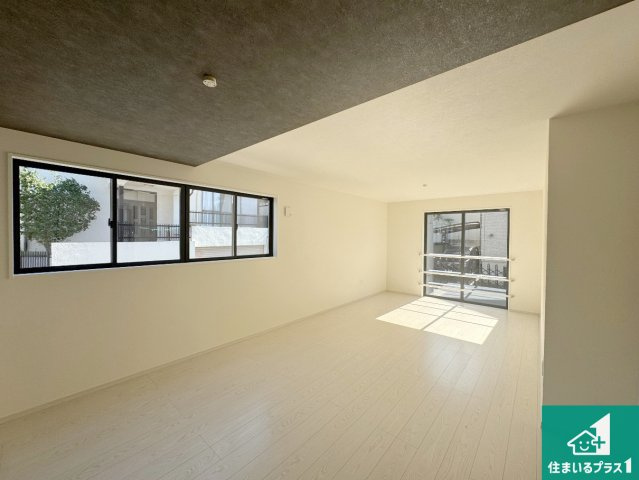 池田市旭丘　第5期　新築一戸建ての居間・リビング|日当たり良好の明るいリビングで朝の目覚めもスッキリできそう！対面キッチンでご家族のコミュニケーションも自然と増える設計！小さなお子様が遊ぶスペースを作っても広々とくつろげるLDK！