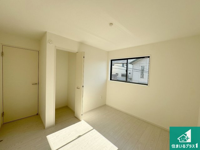 池田市旭丘　第5期　新築一戸建ての洋室|収納スペースが充実しているので子供の成長に合わせてたくさん収納ができます！家族構成に合わせた様々な活用ができる収納！