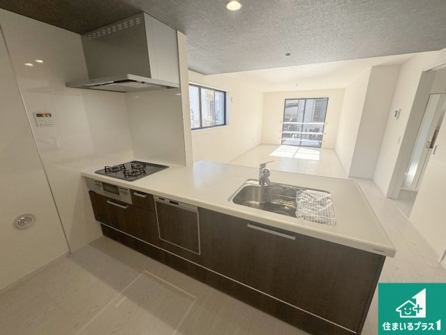 池田市旭丘　第5期　新築一戸建てのキッチン|明るいリビングで朝の目覚めもスッキリできそう！対面キッチンでご家族のコミュニケーションも自然と増える設計！小さなお子様が遊ぶスペースを作っても広々とくつろげるLDK！