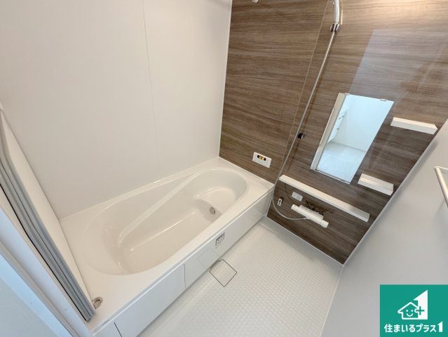 池田市旭丘　第5期　新築一戸建ての浴室|足をゆったり伸ばして寛げる浴槽です。浴室乾燥機も設置しているので、雨の日の洗濯物も安心です♪