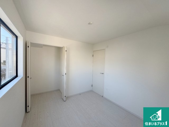 池田市旭丘　第5期　新築一戸建ての洋室|シンプルな洋室は、自分好みのインテリアが楽しめます♪ご家族とインテリアや家具を選びに行くのは新築購入時の醍醐味の一つです。ぜひお楽しみください♪