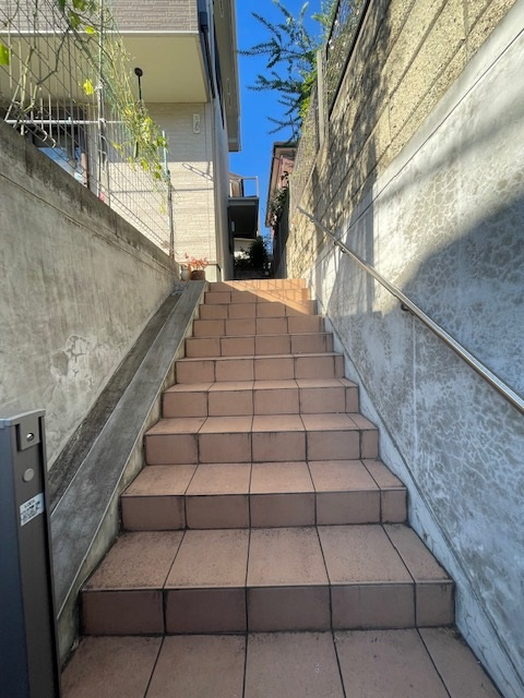松戸市河原塚　中古戸建の外観|玄関までのアプローチ階段