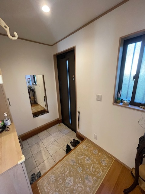 松戸市河原塚　中古戸建の玄関